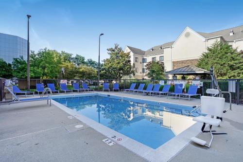 Piscina de la sau aproape de Staybridge Suites Columbia - Baltimore, an IHG Hotel