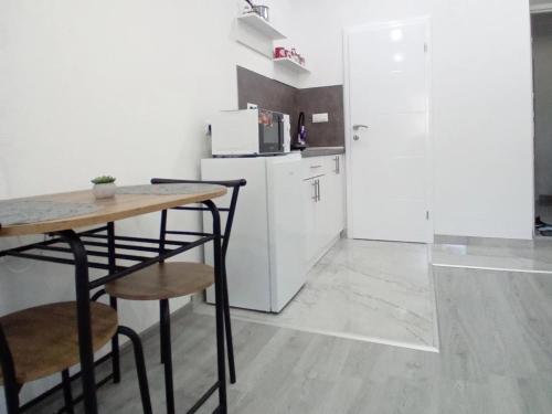 Una cocina o kitchenette en Apartman Edwin Jajce