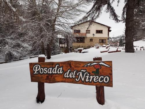 サン・カルロス・デ・バリローチェにあるPosada del Ñirecoの雪の看板