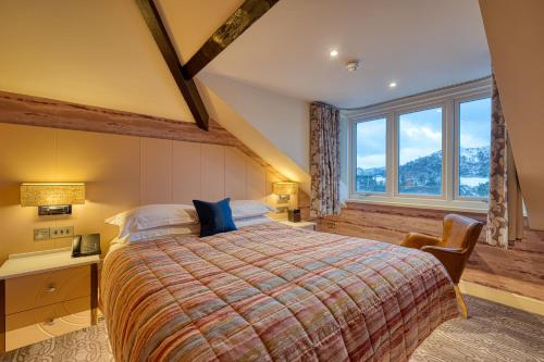 アンブルサイドにあるAmbleside Salutation Hotel & Spa, World Hotel Distinctiveのベッドルーム1室(ベッド1台、デスク、窓付)