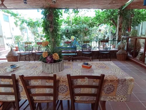 a table and chairs on a patio with a plant at Bed & Breakfast Paui in Càbras