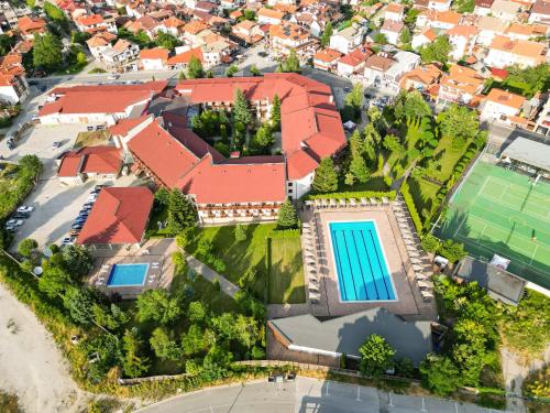 einen Blick über ein Haus mit Pool in der Unterkunft Four Points by Sheraton Bansko in Bansko