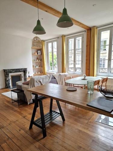 - un salon avec une table et un canapé dans l'établissement Magnifique Appartement - Driant, à Troyes