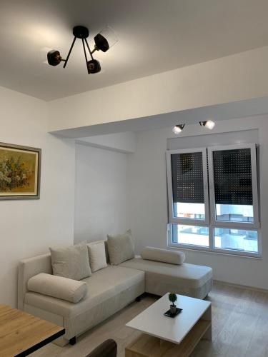 sala de estar con sofá y mesa en E&M Apartman, en Struga