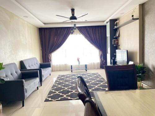 sala de estar con sofás y ventana grande en Cozy Homestay Putrajaya, en Putrajaya