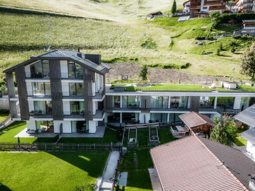 een luchtzicht op een huis met een tuin bij Anna Lodges Dolomites in Santa Cristina in Val Gardena