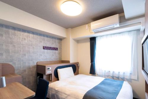 Tempat tidur dalam kamar di Comfort Hotel Shin-Osaka