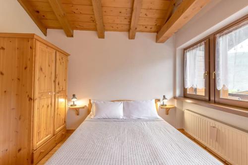 A bed or beds in a room at Dolomiti Skyview Duplex with private park -20' Cortina