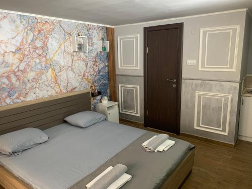 um quarto com um grande mapa na parede em Apartman Daca em Podgorica