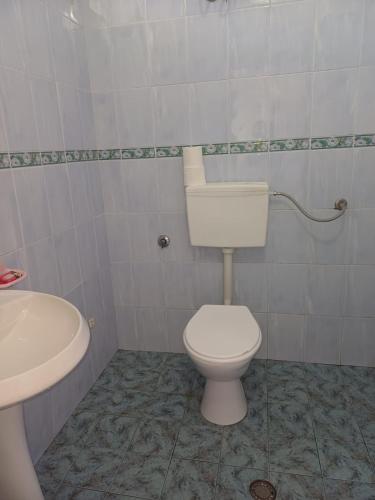 bagno con servizi igienici bianchi e lavandino di Arben a Durrës