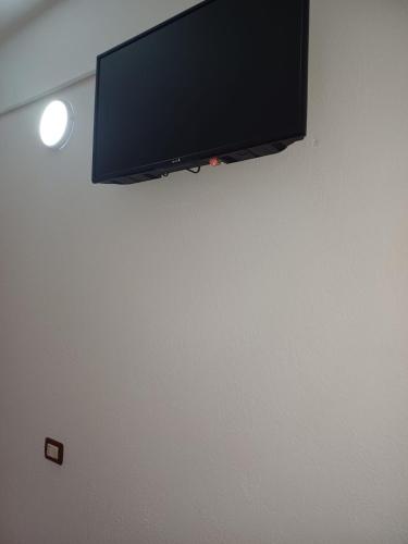 una TV a schermo piatto appesa a un muro di Arben a Durrës