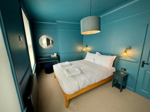 Krevet ili kreveti u jedinici u objektu ROOMS AT THE QUAYSIDE are stylish en-suite rooms on Poole Quay all fully refurbed for summer 2024