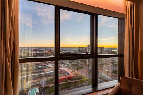 una ventana con vistas a la ciudad en Cullinan - Fabuloso apt da REDE PREMIUM 13º andar, en Brasilia