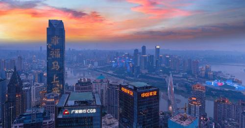 vista aerea su uno skyline della città al tramonto di ISEYA Panoramic Hotel - Chongqing Jiefangbei Yunduan Zhiyan a Chongqing