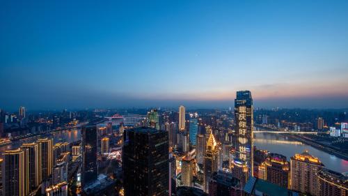 vista notturna sullo skyline della città di ISEYA Panoramic Hotel - Chongqing Jiefangbei Yunduan Zhiyan a Chongqing