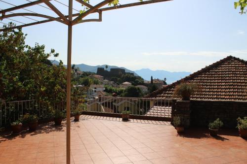 d'un balcon avec des montagnes en arrière-plan. dans l'établissement Terrazza House Old Town Herceg Novi, à Herceg-Novi