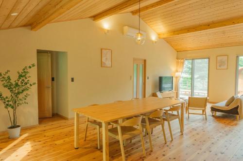 - une salle à manger avec une table et des chaises en bois dans l'établissement moon hakone, à Hakone