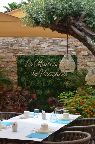 una mesa con un letrero que dice la museo de volcanes en Le Mouillage, en Saint-Tropez