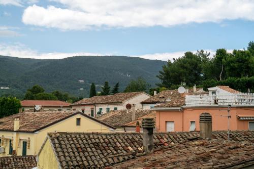 A general mountain view or a mountain view taken from a vendégházakat