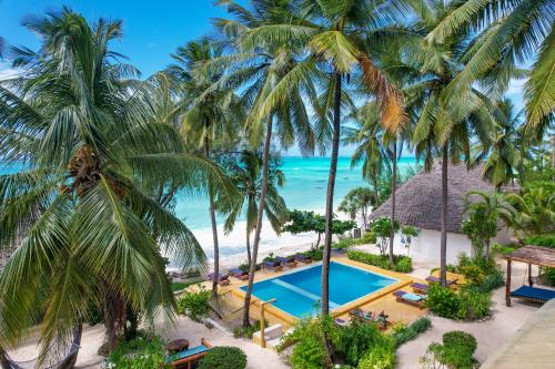 vista aerea di un resort con piscina e palme di Mnana Beach Bungalows a Michamvi Kae