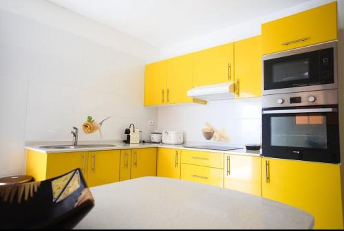 A kitchen or kitchenette at Magnifique bas de villa Émeraude