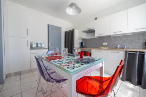 Köök või kööginurk majutusasutuses Logement Vacances La Rochelle