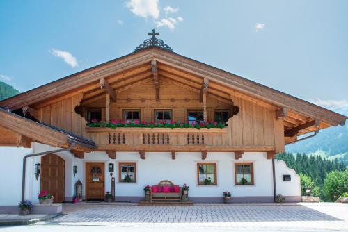 Casa con techo de madera y balcón en Appartement Auszeit, en Alpbach