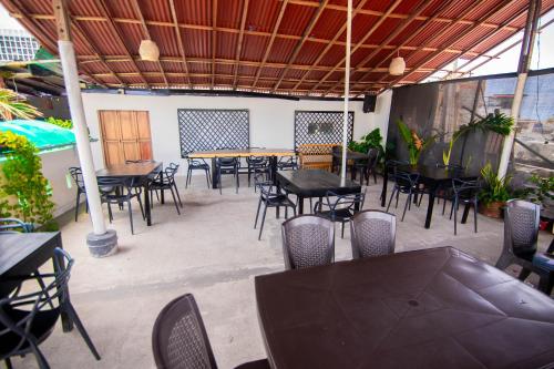 un groupe de tables et de chaises dans un restaurant dans l'établissement Hotel Marie Real Cartagena, à Carthagène des Indes