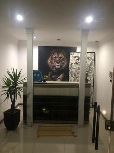 una pintura de un león en la pared en una habitación en Talli Hotel, en Curitiba