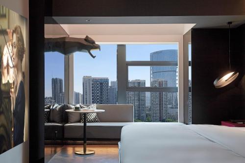 Tempat tidur dalam kamar di ISEYA Design Hotel - Chengdu Taikoo Li