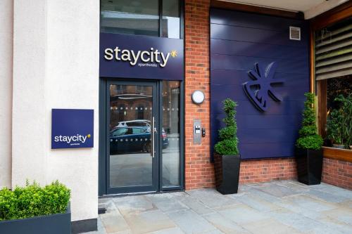 znak na boku budynku w obiekcie Staycity Aparthotels Liverpool City Centre w Liverpoolu