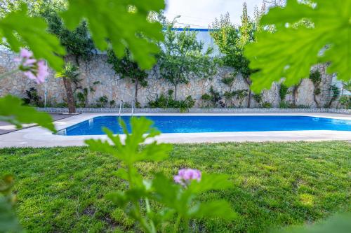 una piscina in un cortile con piante di Cem Sentido - Alentejo Apartments a Portalegre