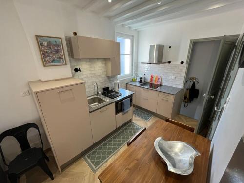 una pequeña cocina con fregadero y nevera. en Appartement neuf à Palaiseau !, en Palaiseau