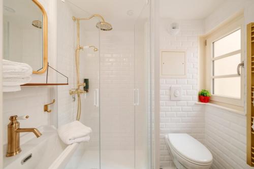 y baño con ducha, lavabo y aseo. en L'Appartement d'Amélie, en Nancy