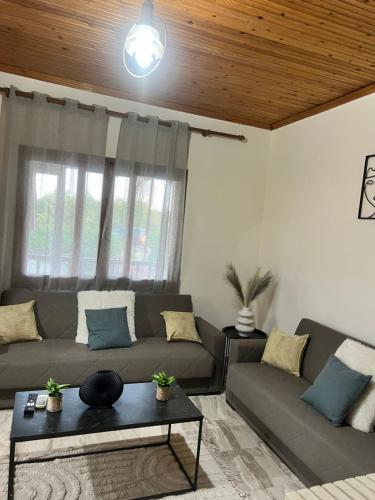 Prostor za sedenje u objektu Beach house with garden sleeps 6