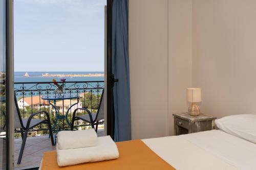 - une chambre avec un lit et un balcon avec vue dans l'établissement La Sapienza, à Methoni