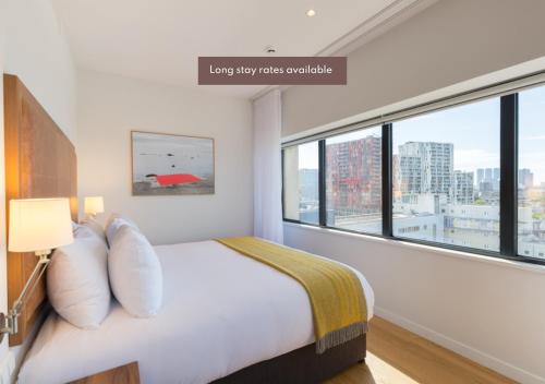 Tempat tidur dalam kamar di PREMIER SUITES Rotterdam