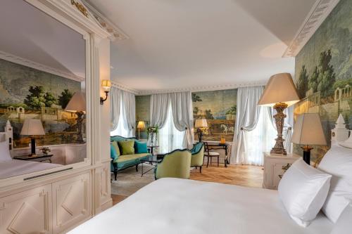 um quarto com uma cama e uma sala de estar em Villa Saint-Ange em Aix-en-Provence