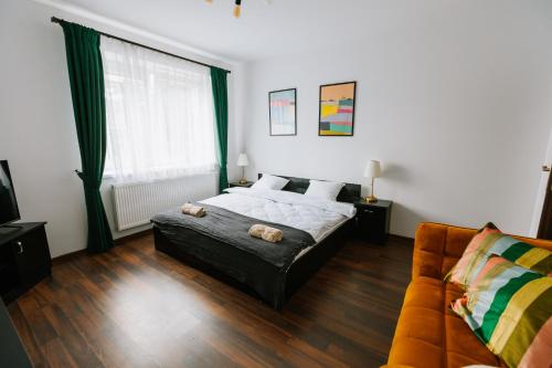 1 dormitorio con 1 cama y 1 sofá en Apartamenty Krzywa, en Krosno