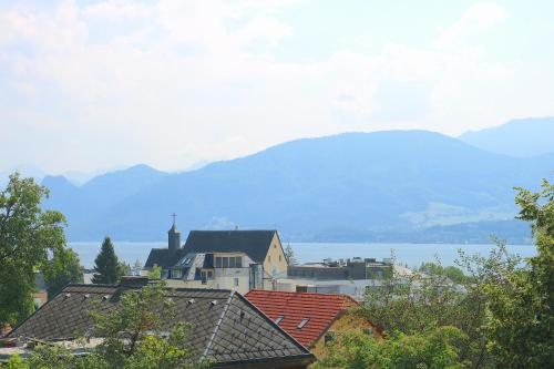 um grupo de edifícios com montanhas ao fundo em Traunseeresidenzen em Gmunden