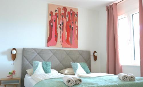 um quarto com duas camas e um quadro na parede em Traunseeresidenzen em Gmunden