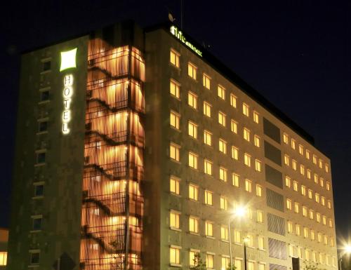 ein Gebäude mit einem Schild in der Nacht in der Unterkunft ibis Styles Tokyo Bay in Urayasu