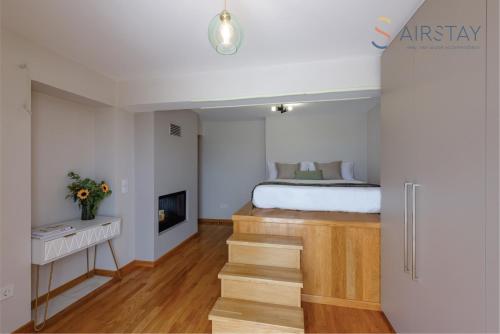 - une chambre avec un lit et une cheminée dans l'établissement Akali Apartment airport by Airstay, à Spáta