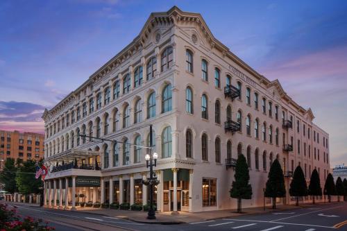 ein großes weißes Gebäude in einer Stadtstraße in der Unterkunft Capital Hotel in Little Rock