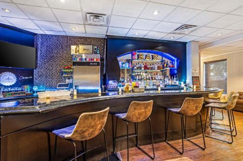 Телевизор и/или развлекательный центр в Best Western Plus Newark Airport West