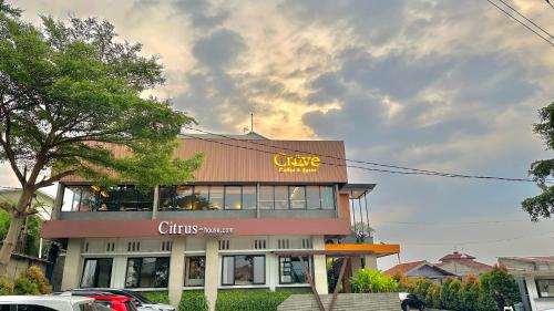 Un bâtiment avec un panneau en haut dans l'établissement Citrus-House com Hotel, à Bogor