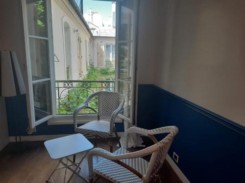 En balkon eller terrasse på Chambres d'hôtes calmes sur jardin Paris Batignolles