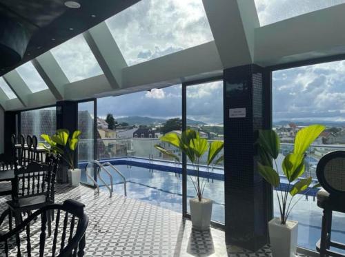 d'un balcon avec une piscine et des fenêtres. dans l'établissement TTR Skypool View Hotel, à Đà Lạt