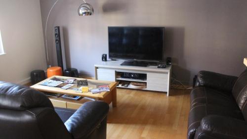 A television and/or entertainment centre at Appartement cosy avec cheminee a Eguisheim 110m² Terrasse