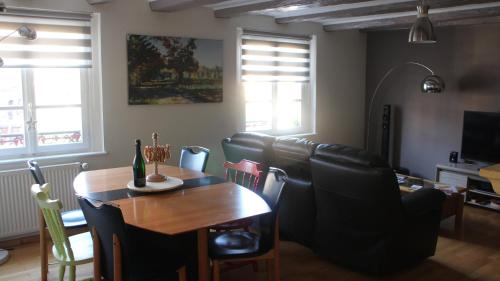 A television and/or entertainment centre at Appartement cosy avec cheminee a Eguisheim 110m² Terrasse